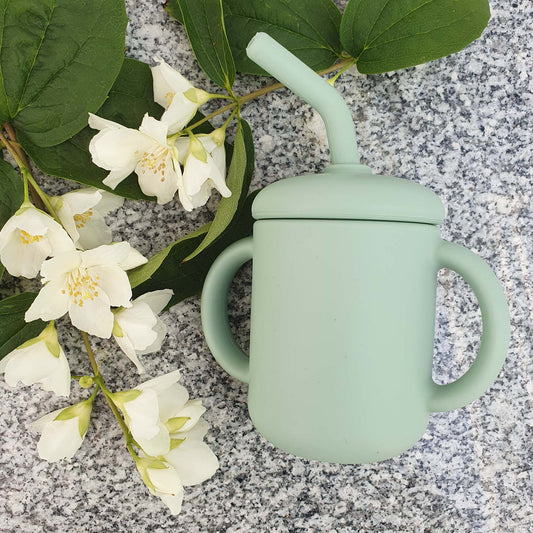 Mugg med sugrör silikon cameo green