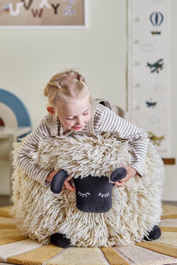 Bloomingville MINI Dolly Sittpuff – Fårformad i Ull